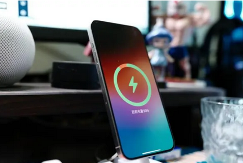 西安苹果15换屏服务分享用什么充电器给iPhone15充电更好 